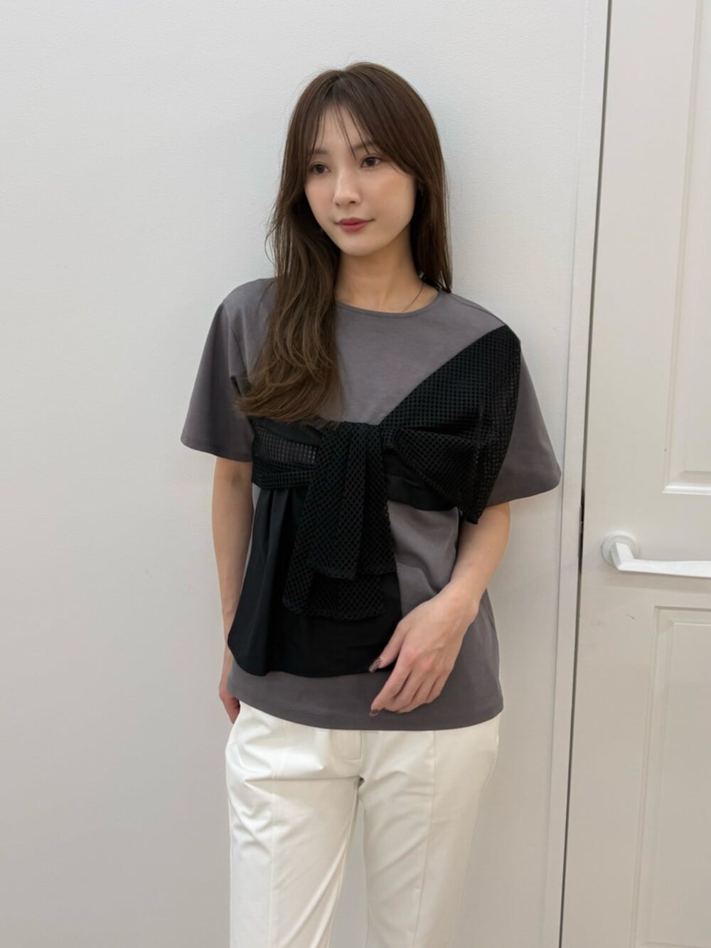 ホワイト系のその他パンツ、ブラック系のパンプス、グレー系のTシャツ/カットソーを着用したレディースの春コーディネートの5枚目の写真