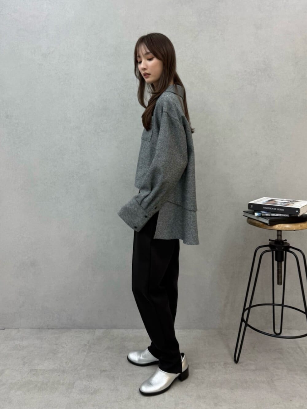 ブラック系のその他パンツ、グレー系のシャツ/ブラウス、シルバー系のパンプスを着用したレディースの秋コーディネートの2枚目の写真