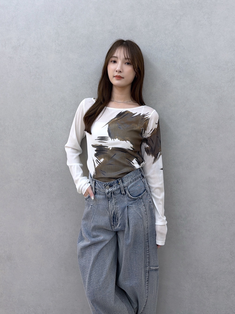 ホワイト系のTシャツ/カットソー、ブルー系のデニムパンツ、シルバー系のブーツを着用したレディースの夏コーディネートの4枚目の写真