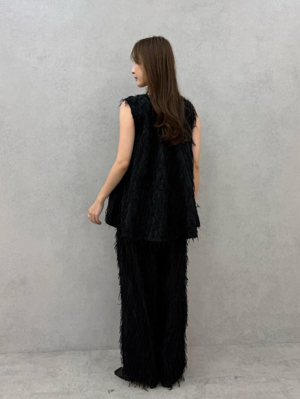 ブラック系のサンダル、ブラック系のシャツ/ブラウス、ブラック系のその他パンツを着用したレディースの夏コーディネートの4枚目の写真