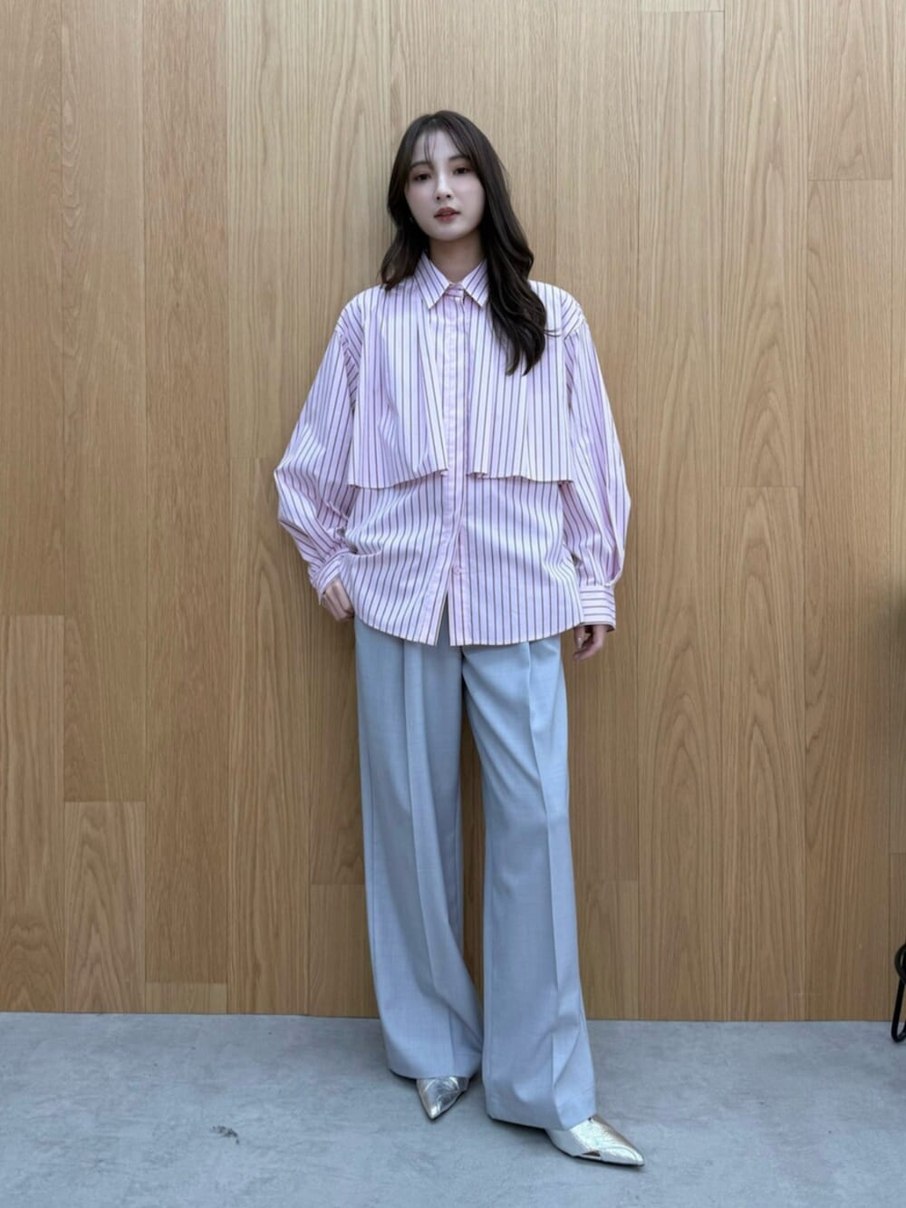 ピンク系のシャツ/ブラウス、グレー系のその他パンツを着用したレディースの冬コーディネートの5枚目の写真