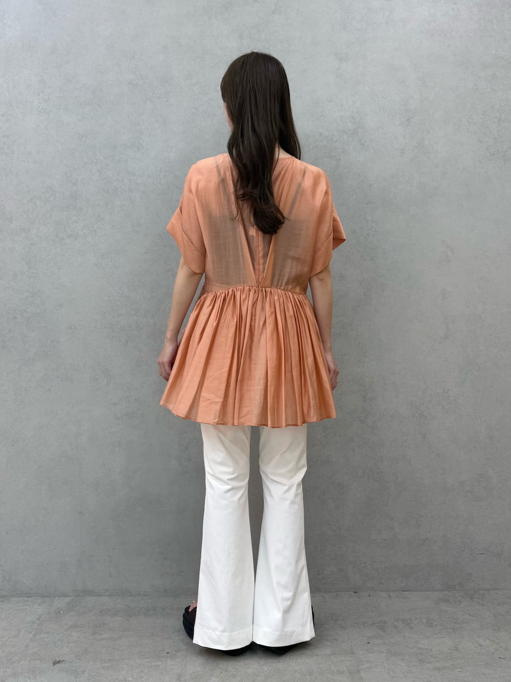 オレンジ系のシャツ/ブラウス、ホワイト系のその他パンツ、ブラウン系のサンダルを着用したレディースの夏コーディネートの4枚目の写真