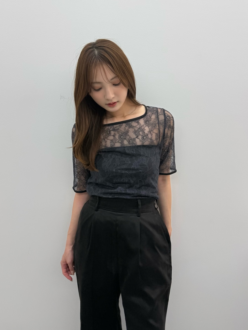 ブラック系のサンダル、ブラック系のTシャツ/カットソー、ブラック系のその他パンツを着用したレディースの春コーディネートの5枚目の写真