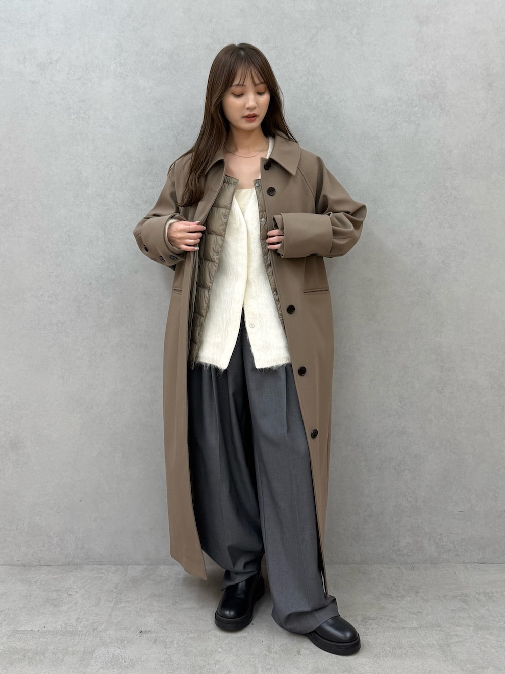 ホワイト系のカーディガン/ボレロ、グレー系のその他パンツ、ベージュ系のその他アウターを着用したレディースの秋コーディネートの2枚目の写真