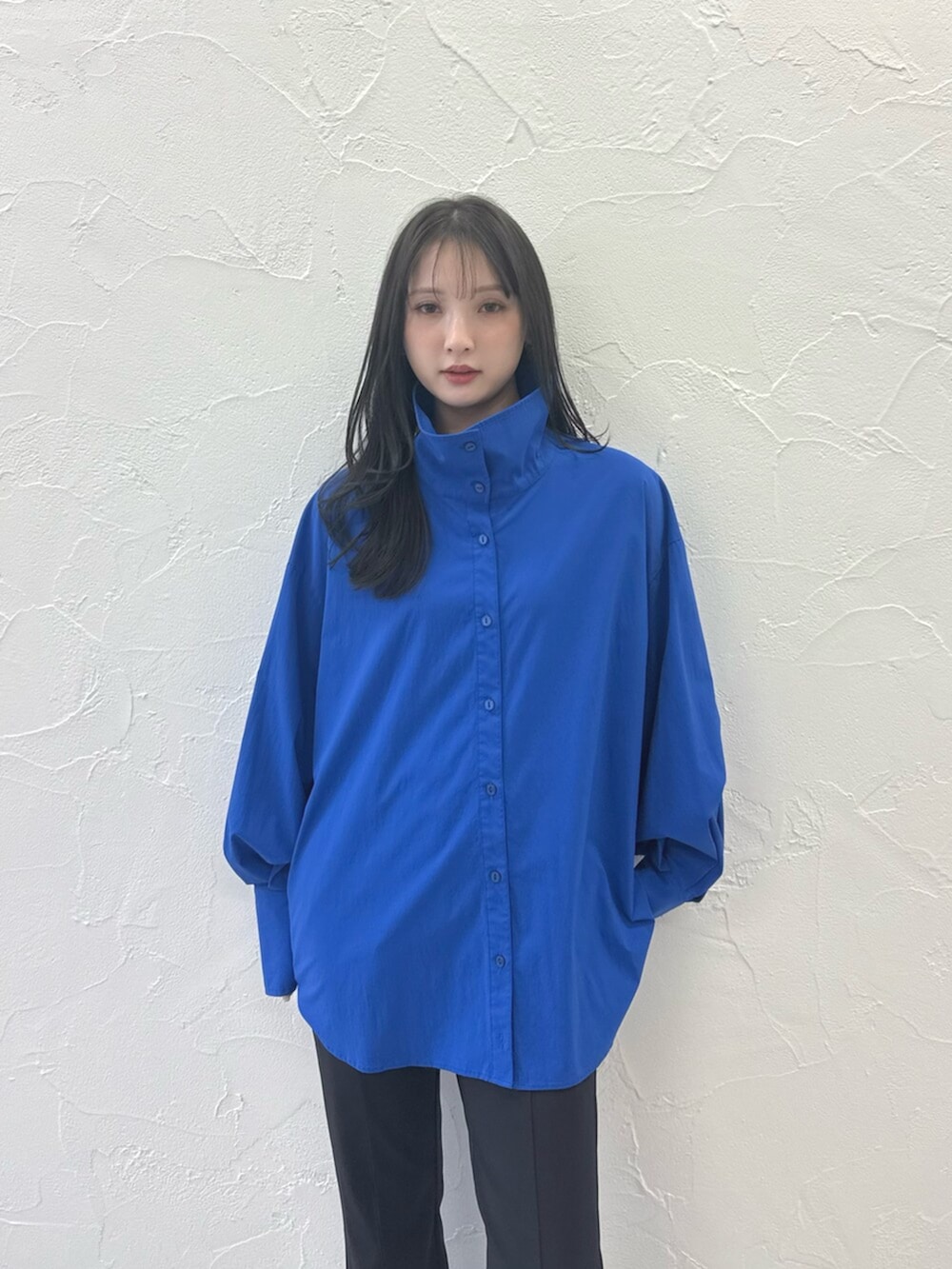 シルバー系のパンプス、ブラック系のその他パンツ、ブルー系のブルゾンを着用したレディースの春コーディネートの4枚目の写真