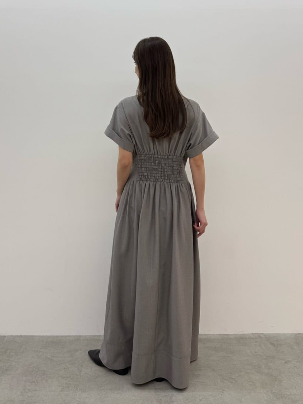 ブラック系のパンプス、ベージュ系のワンピースを着用したレディースの春コーディネートの4枚目の写真