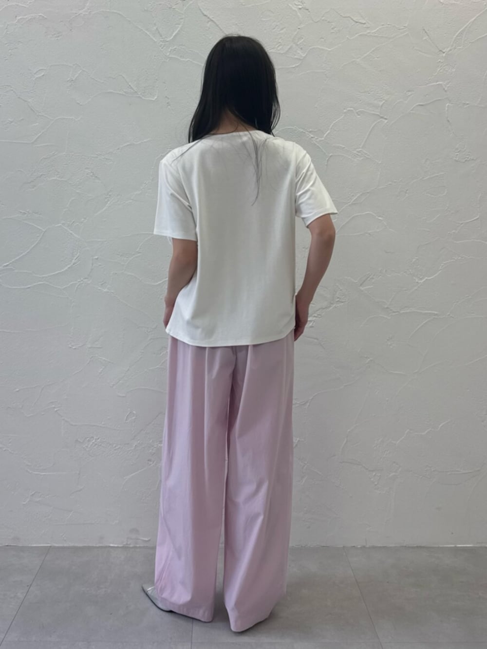 シルバー系のパンプス、ホワイト系のTシャツ/カットソー、ピンク系のその他パンツを着用したレディースの春コーディネートの4枚目の写真