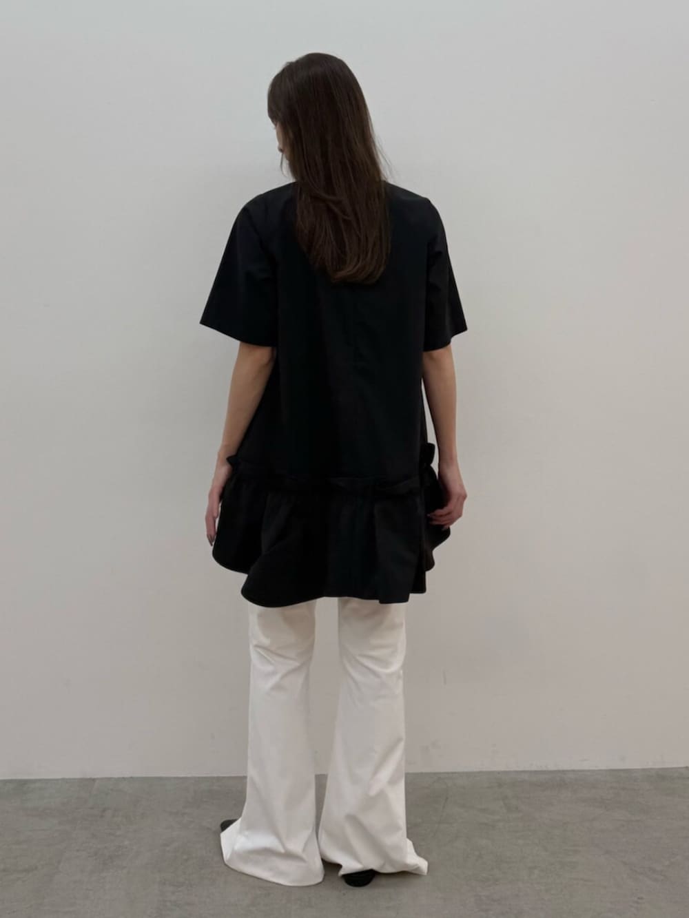 ホワイト系のその他パンツ、ブラック系のパンプス、ブラック系のTシャツ/カットソーを着用したレディースの春コーディネートの3枚目の写真