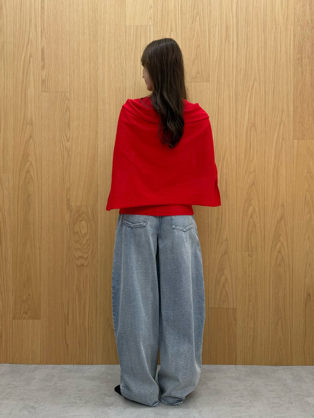 ブラック系のサンダル、ブルー系のデニムパンツ、レッド系のカーディガン/ボレロを着用したレディースの夏コーディネートの3枚目の写真