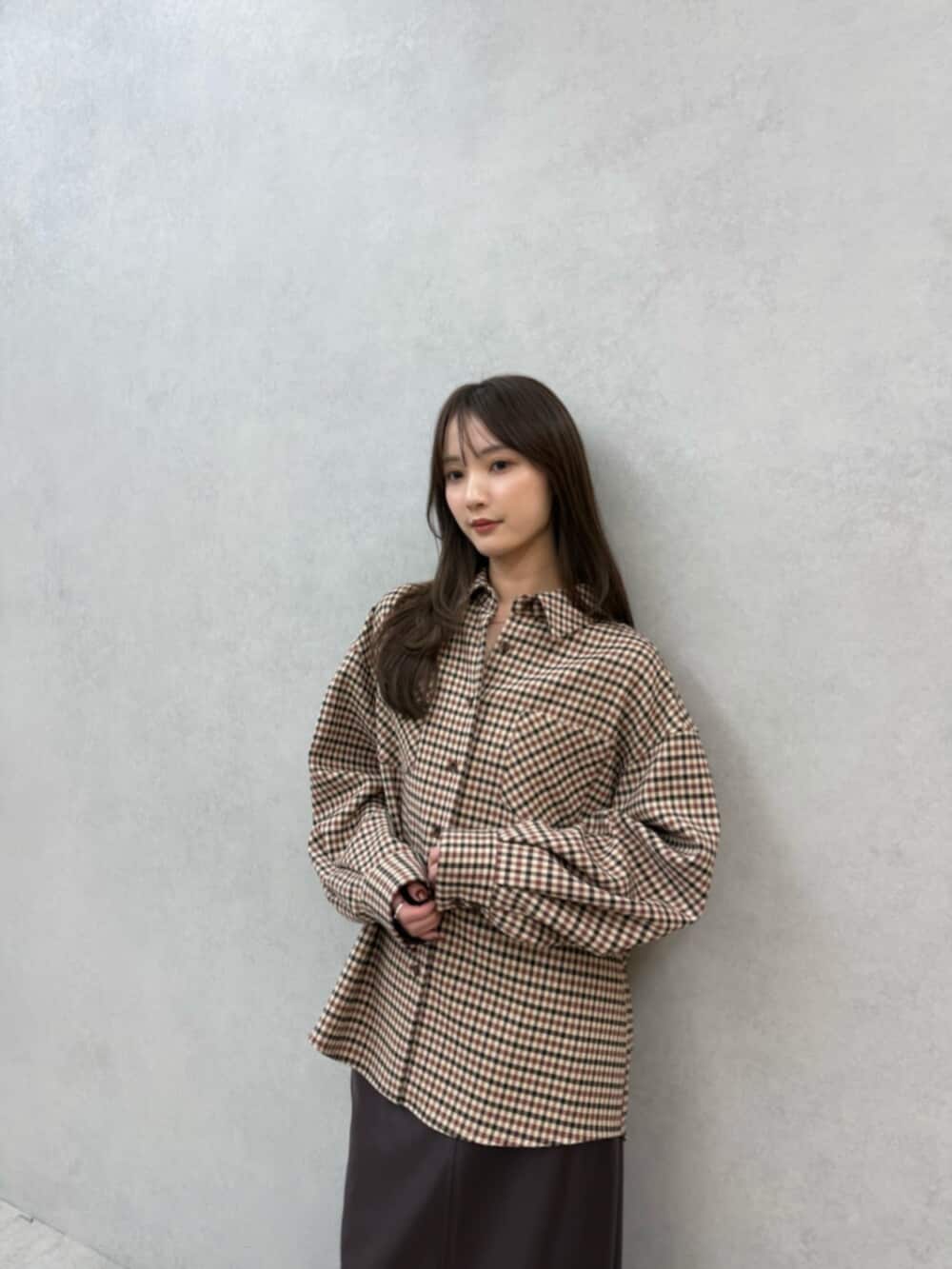 ブラウン系のスカート、その他のシャツ/ブラウスを着用したレディースの秋コーディネートの6枚目の写真