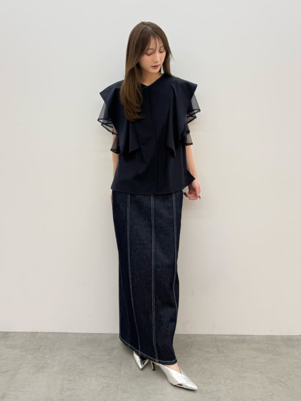 シルバー系のパンプス、ブルー系のシャツ/ブラウス、ブルー系のスカートを着用したレディースの春コーディネートの2枚目の写真