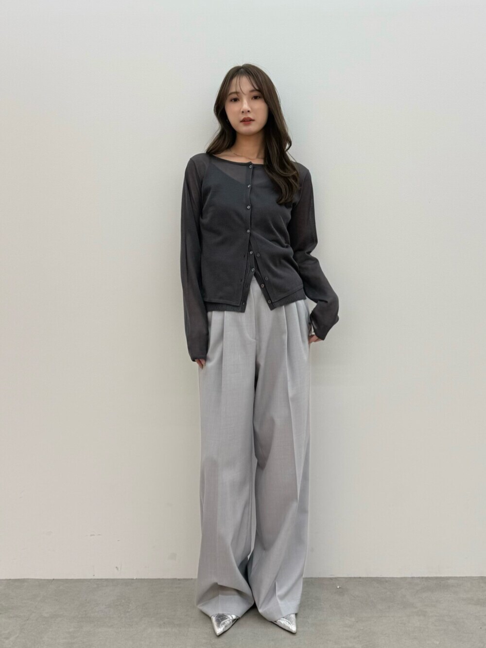 グレー系のカーディガン/ボレロ、グレー系のその他パンツを着用したレディースの冬コーディネートの5枚目の写真