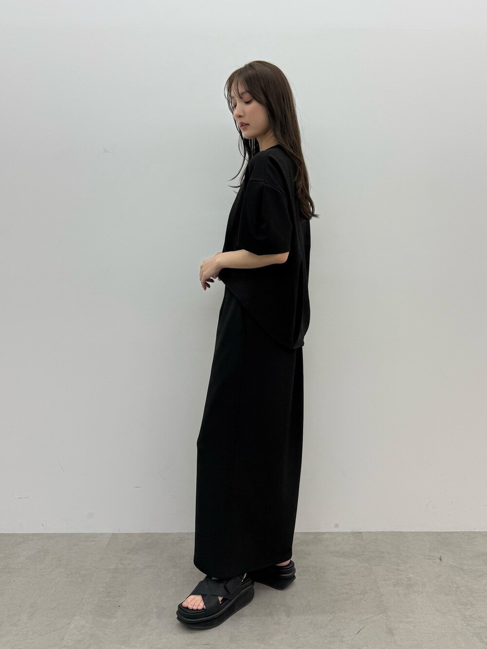 ブラック系のTシャツ/カットソー、ブラック系のスカートを着用したレディースの春コーディネートの3枚目の写真