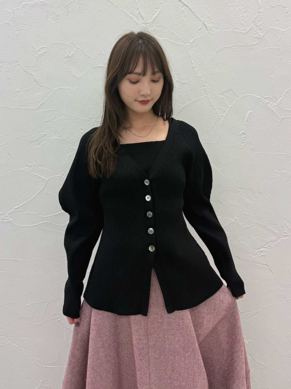 ブラック系のカーディガン/ボレロ、レッド系のスカートを着用したレディースの秋コーディネートの5枚目の写真