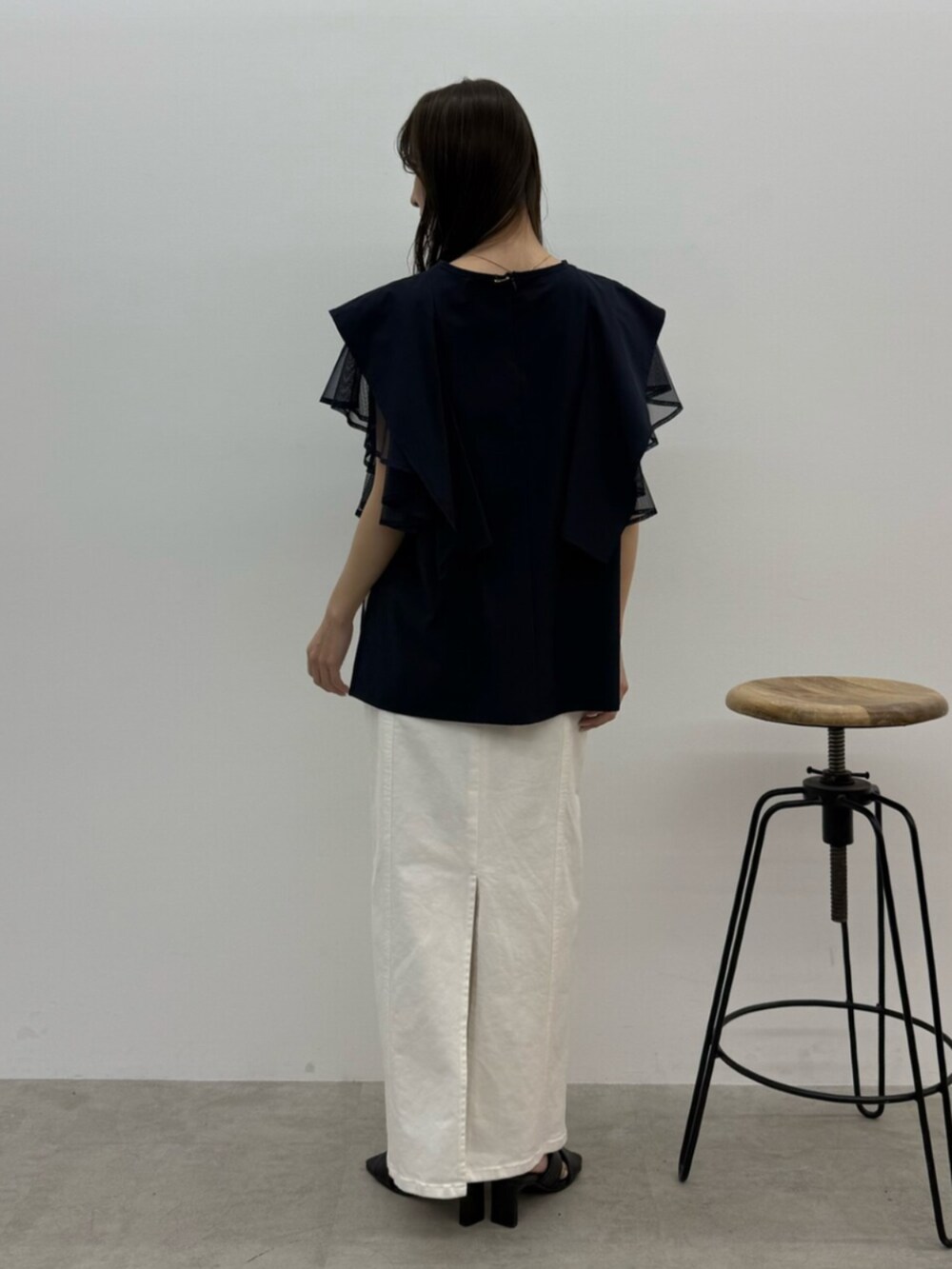 ブルー系のシャツ/ブラウス、ホワイト系のスカート、ブラック系のサンダルを着用したレディースの春コーディネートの3枚目の写真