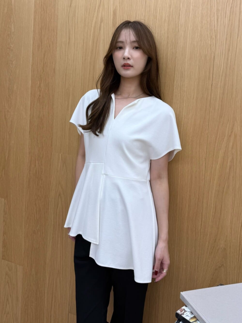 ホワイト系のTシャツ/カットソー、ブラック系のサンダル、ブラック系のその他パンツを着用したレディースの夏コーディネートの4枚目の写真