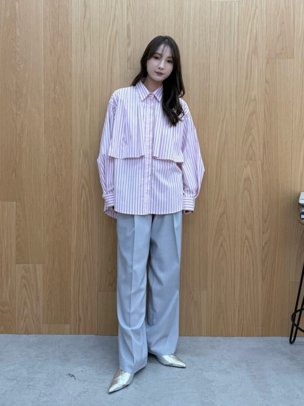 ピンク系のシャツ/ブラウス、グレー系のその他パンツを着用したレディースの冬コーディネートの6枚目の写真