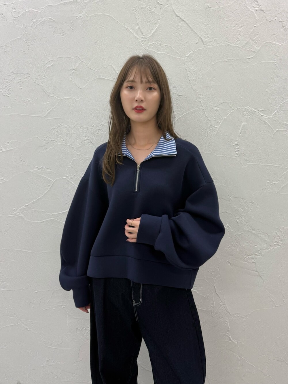 ブルー系のTシャツ/カットソー、シルバー系のパンプス、ブルー系のデニムパンツを着用したレディースの秋コーディネートの2枚目の写真