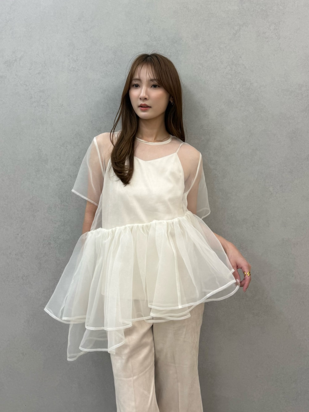 ホワイト系のシャツ/ブラウス、ホワイト系のその他パンツ、シルバー系のパンプスを着用したレディースの春コーディネートの5枚目の写真