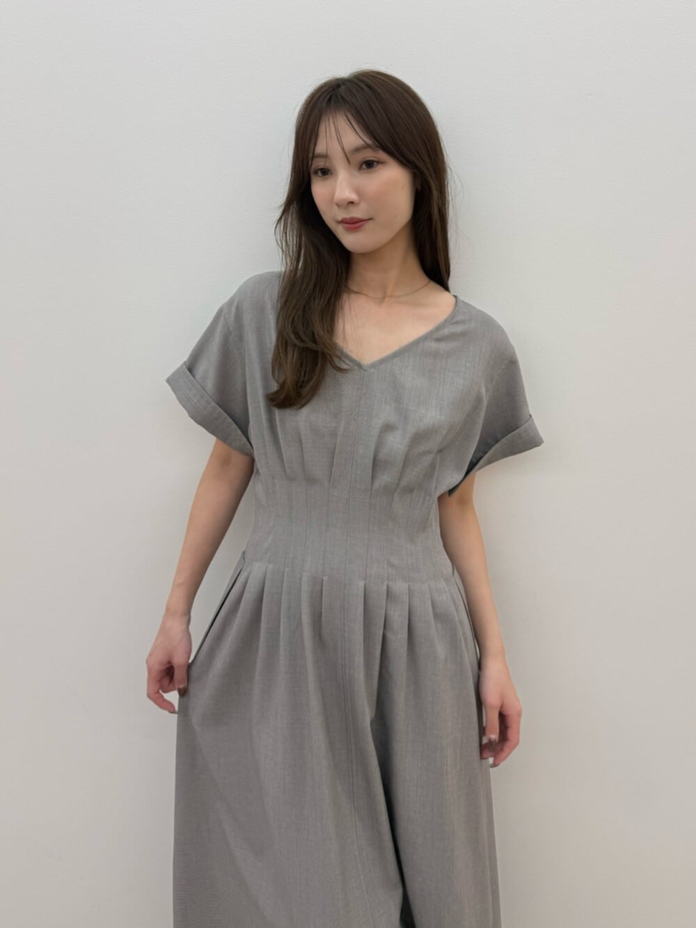 ブラック系のパンプス、ベージュ系のワンピースを着用したレディースの春コーディネートの5枚目の写真