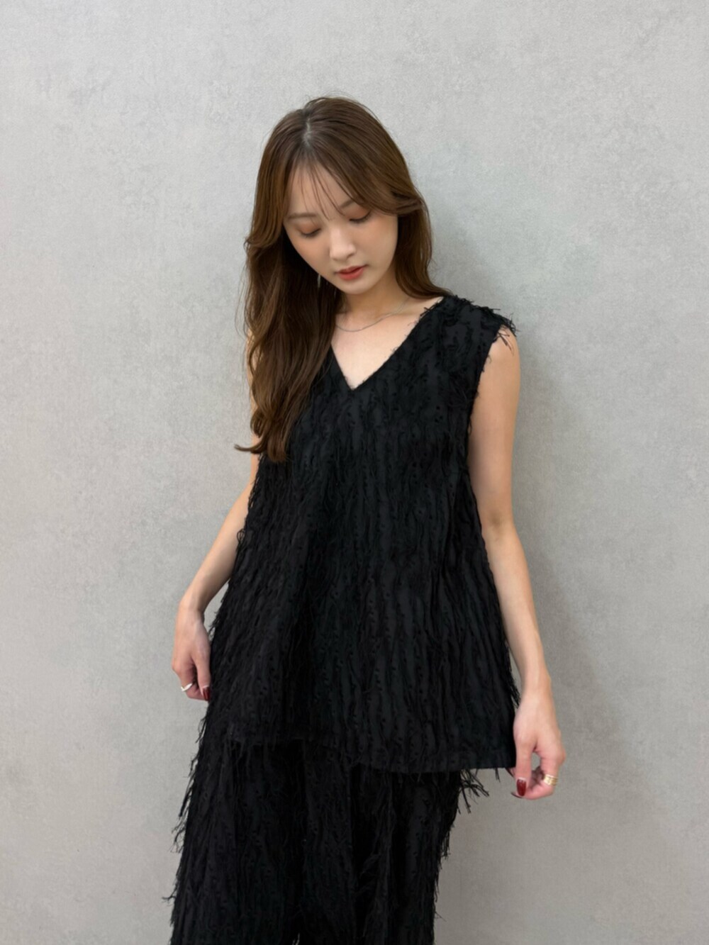 ブラック系のサンダル、ブラック系のシャツ/ブラウス、ブラック系のその他パンツを着用したレディースの夏コーディネートの6枚目の写真