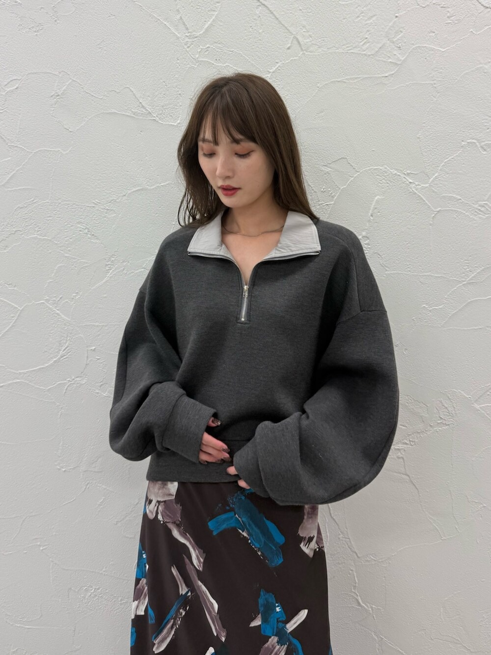 グレー系のTシャツ/カットソー、ブラウン系のスカートを着用したレディースの秋コーディネートの2枚目の写真