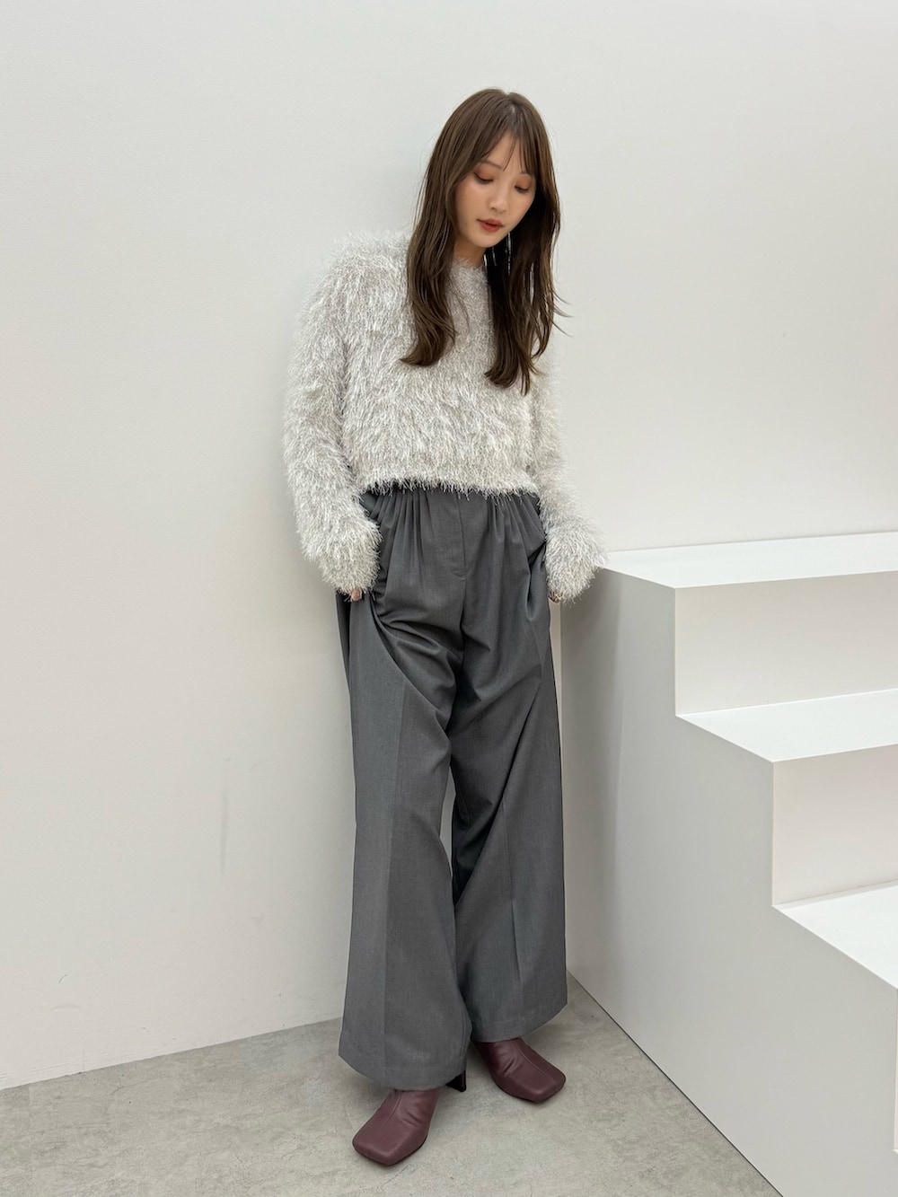 グレー系のニット/セーター、グレー系のその他パンツを着用したレディースの秋コーディネートの2枚目の写真