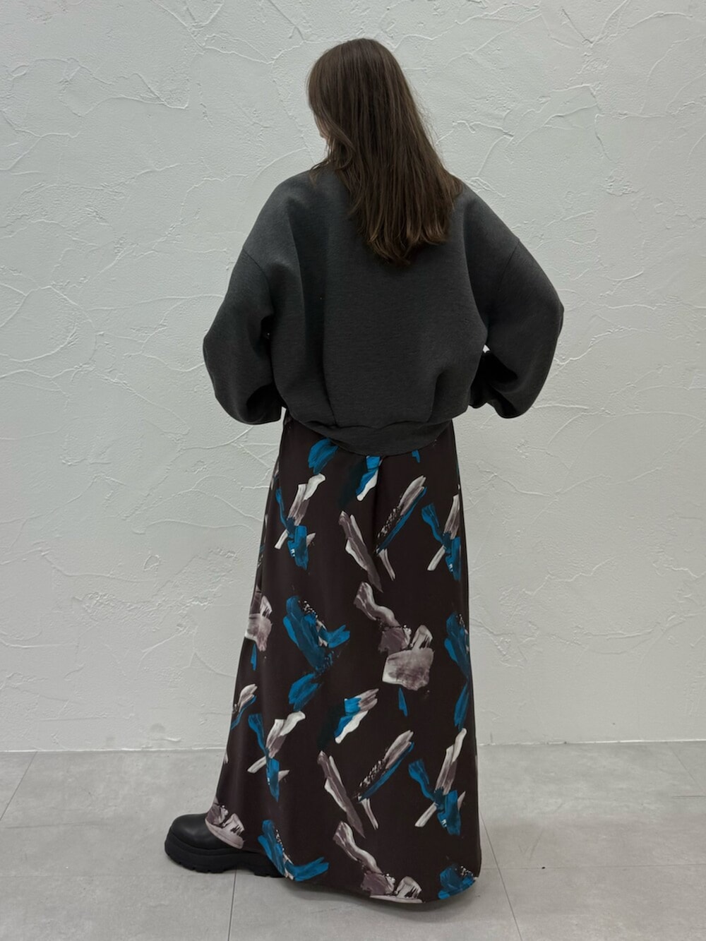 グレー系のTシャツ/カットソー、ブラウン系のスカートを着用したレディースの秋コーディネートの4枚目の写真