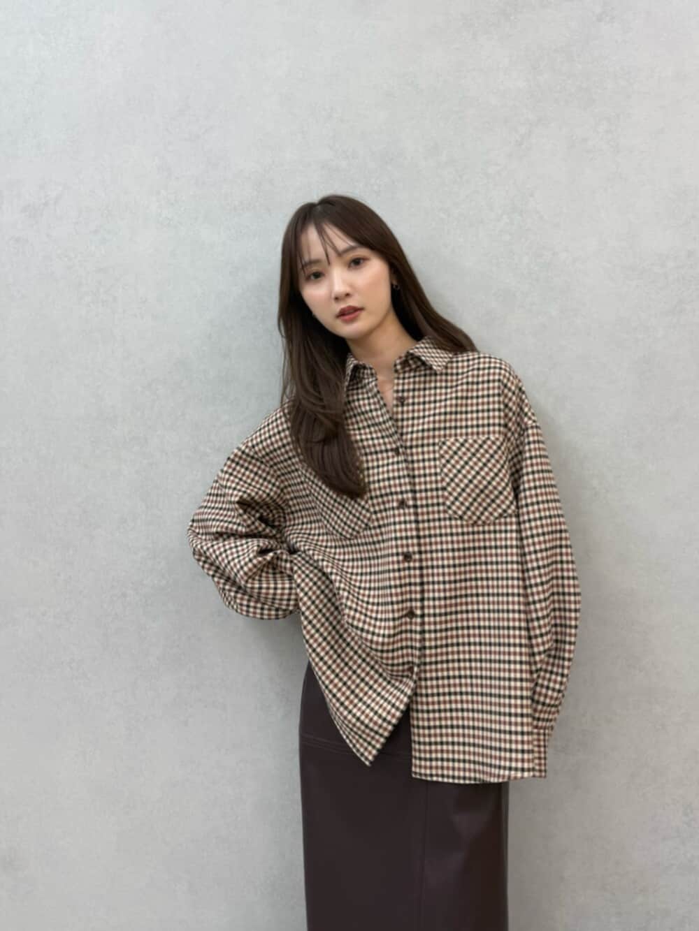 ブラウン系のスカート、その他のシャツ/ブラウスを着用したレディースの秋コーディネートの4枚目の写真