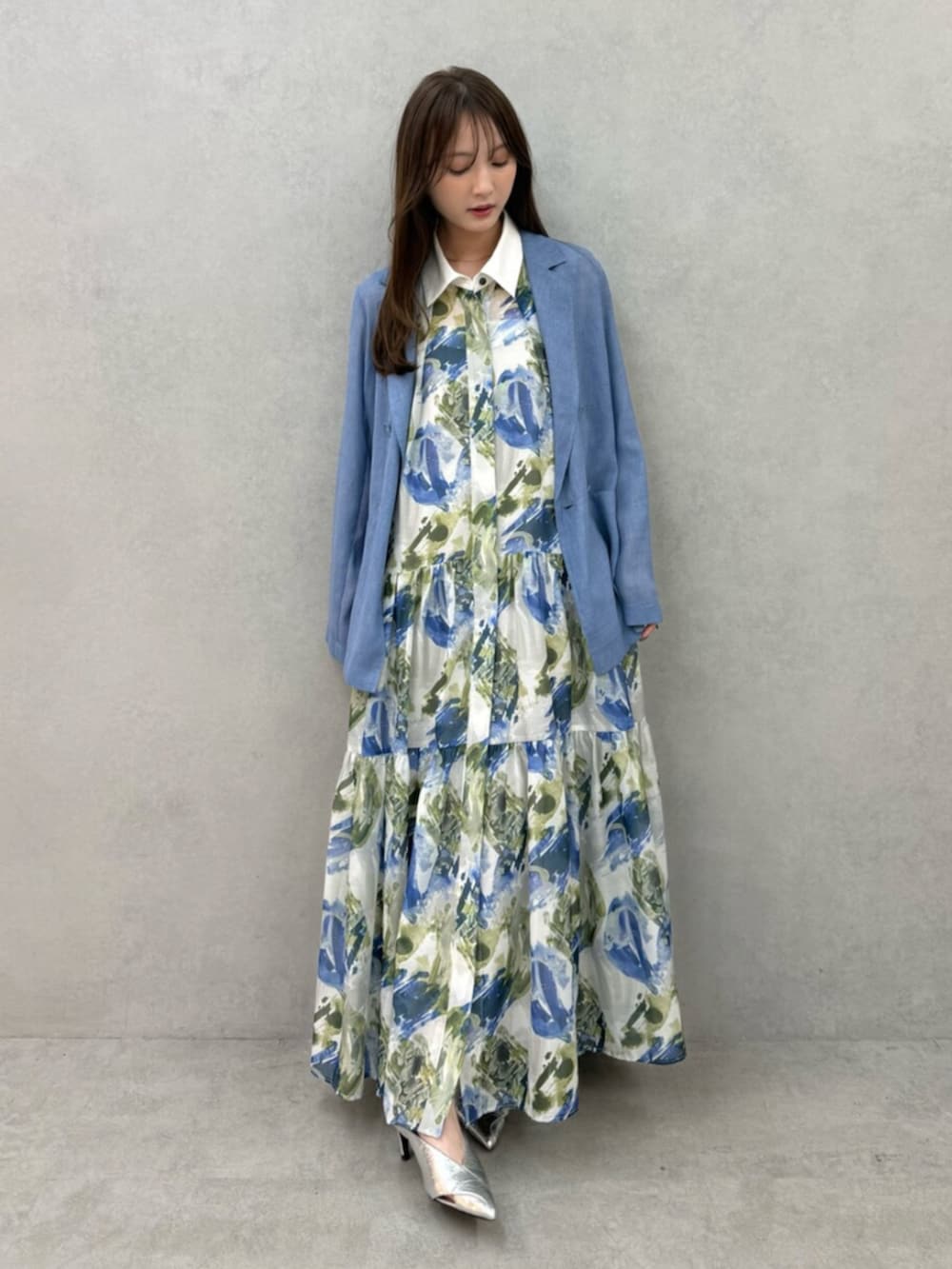 シルバー系のパンプス、ブルー系のテーラードジャケット、ブルー系のワンピースを着用したレディースの春コーディネートの2枚目の写真