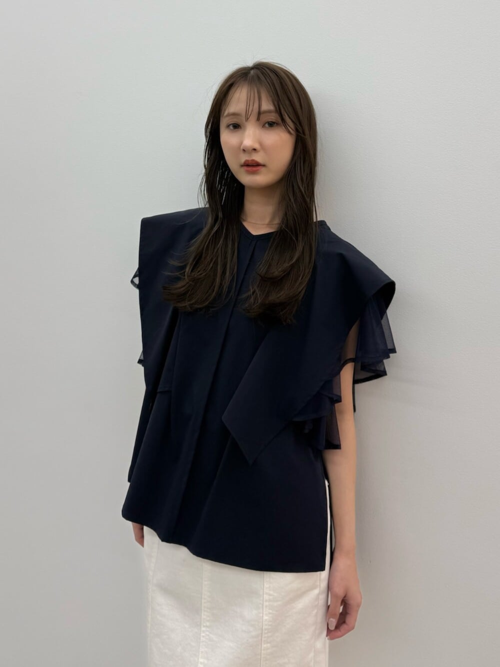 ブルー系のシャツ/ブラウス、ホワイト系のスカート、ブラック系のサンダルを着用したレディースの春コーディネートの5枚目の写真