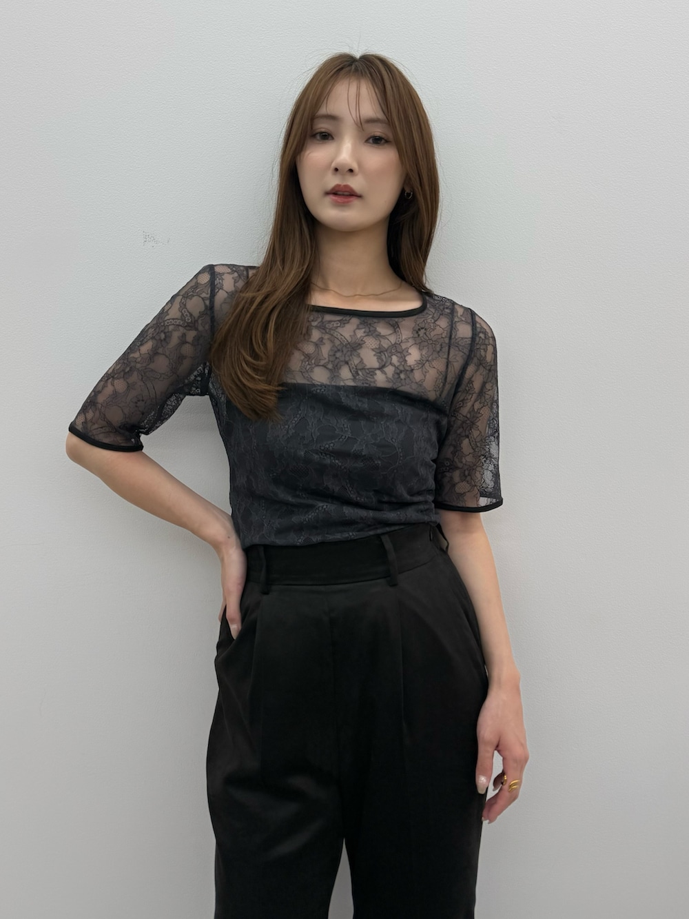 ブラック系のサンダル、ブラック系のTシャツ/カットソー、ブラック系のその他パンツを着用したレディースの春コーディネートの4枚目の写真