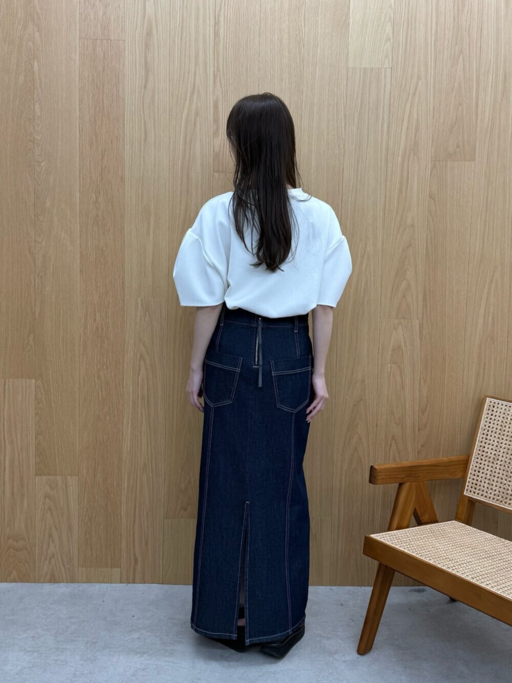 ホワイト系のTシャツ/カットソー、ブルー系のスカート、ブラウン系のサンダルを着用したレディースの春コーディネートの3枚目の写真