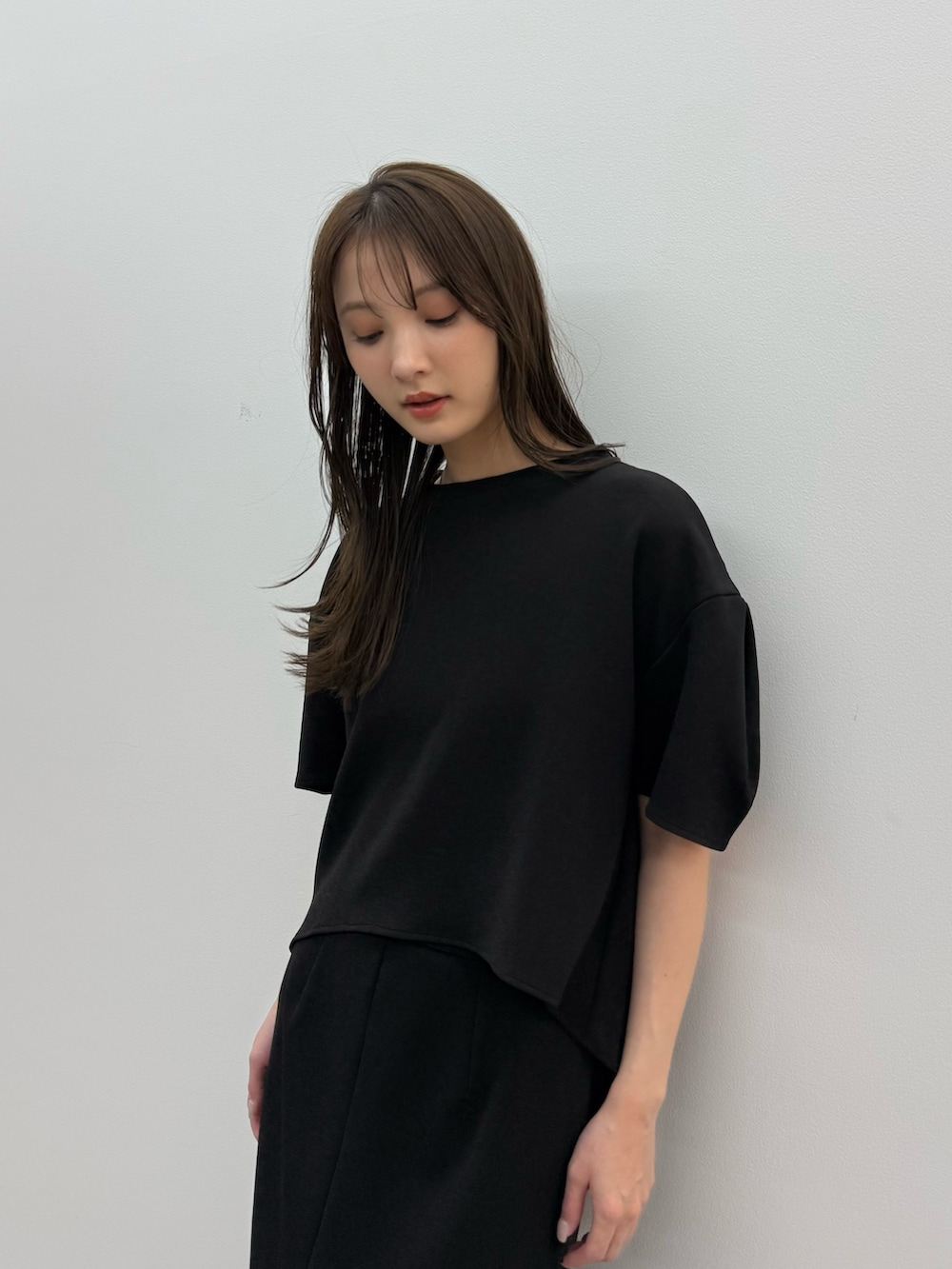 ブラック系のTシャツ/カットソー、ブラック系のスカートを着用したレディースの春コーディネートの5枚目の写真
