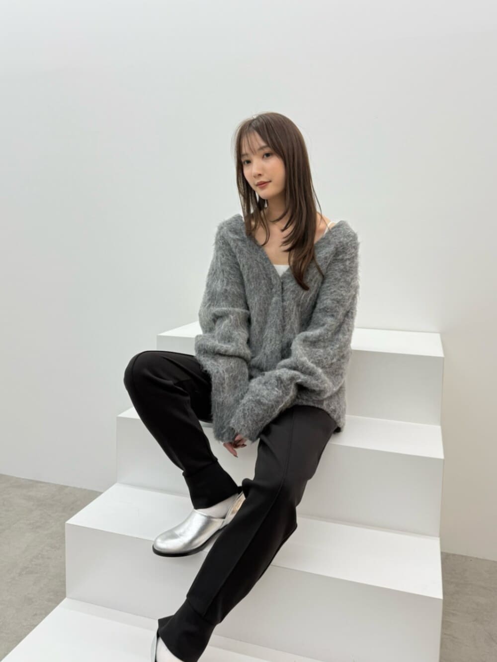 グレー系のカーディガン/ボレロ、ブラック系のその他パンツ、シルバー系のパンプスを着用したレディースの秋コーディネートの4枚目の写真