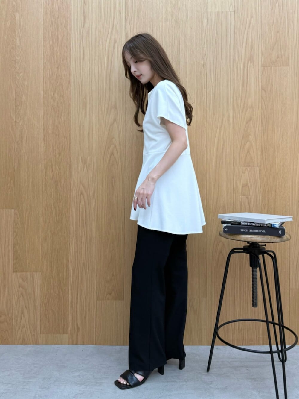 ホワイト系のTシャツ/カットソー、ブラック系のサンダル、ブラック系のその他パンツを着用したレディースの夏コーディネートの2枚目の写真