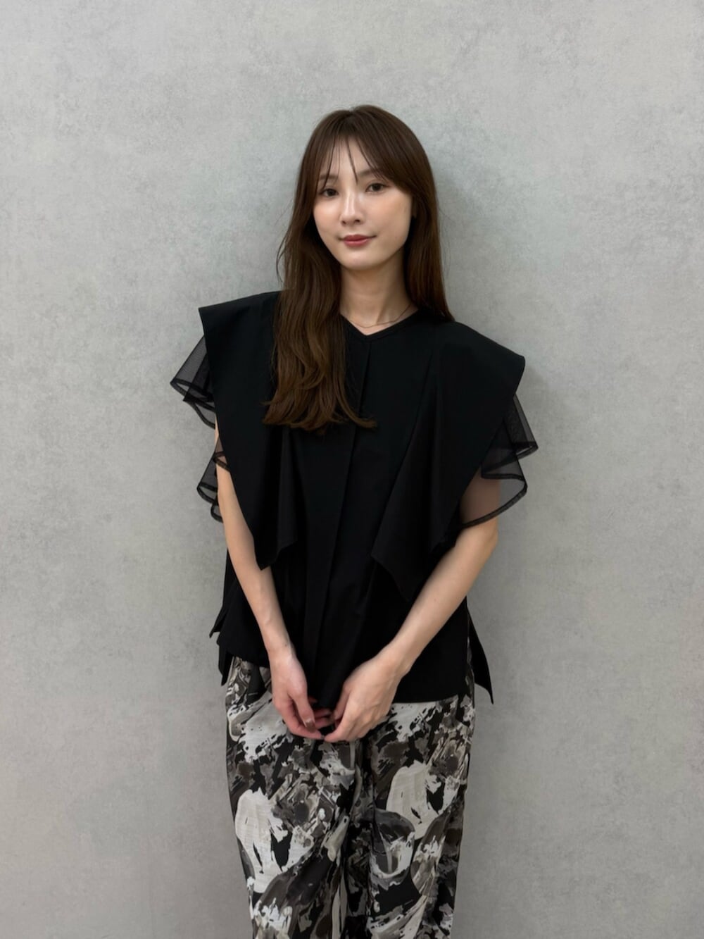 ブラック系のパンプス、ブラック系のシャツ/ブラウス、ブラック系のその他パンツを着用したレディースの春コーディネートの5枚目の写真