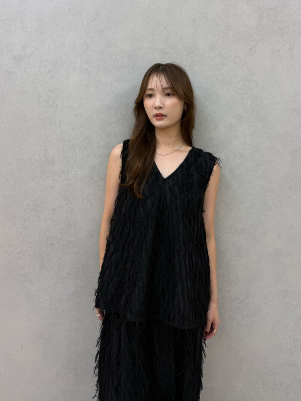 ブラック系のサンダル、ブラック系のシャツ/ブラウス、ブラック系のその他パンツを着用したレディースの夏コーディネートの5枚目の写真