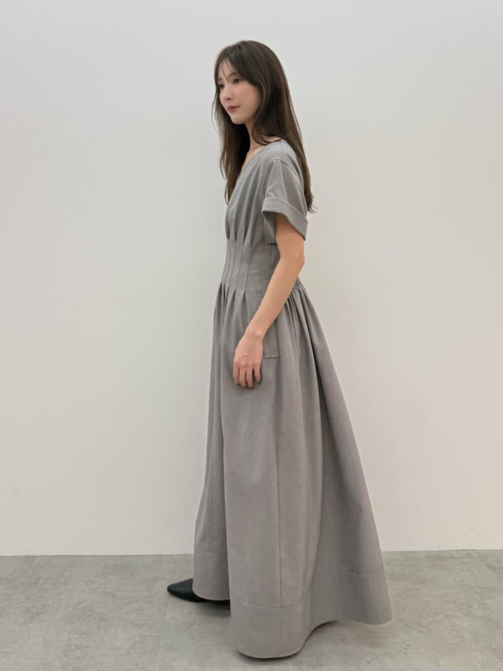 ブラック系のパンプス、ベージュ系のワンピースを着用したレディースの春コーディネートの3枚目の写真