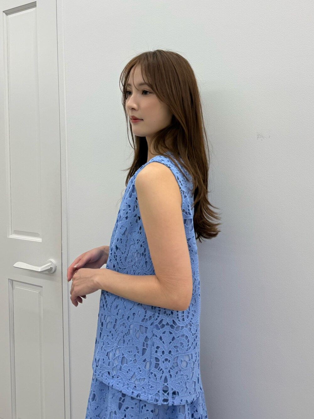 ブルー系のワンピース、ブラック系のサンダルを着用したレディースの春コーディネートの3枚目の写真