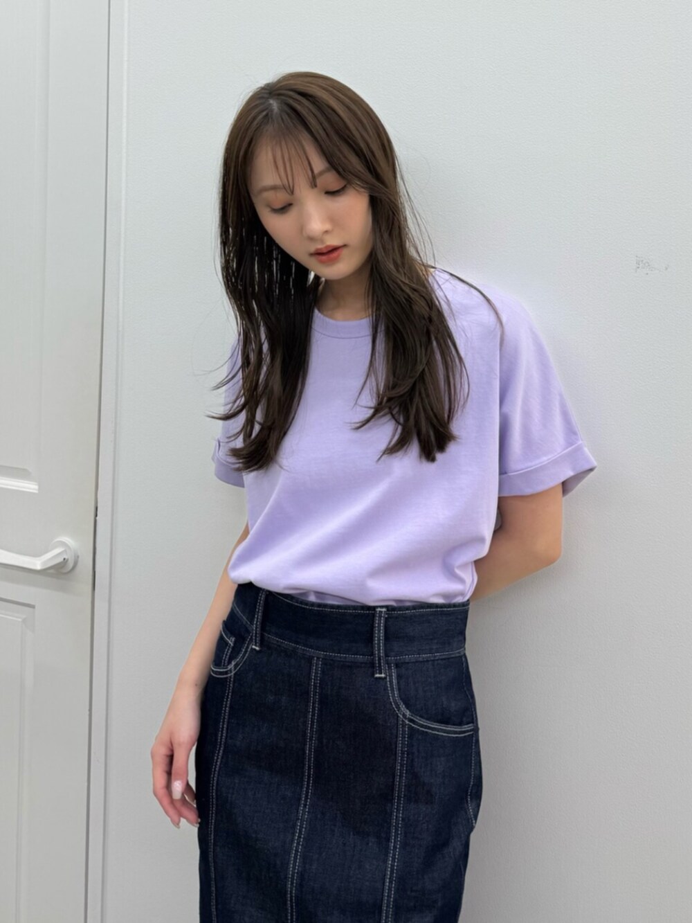 ブルー系のスカート、パープル系のTシャツ/カットソー、ブラック系のサンダルを着用したレディースの春コーディネートの2枚目の写真