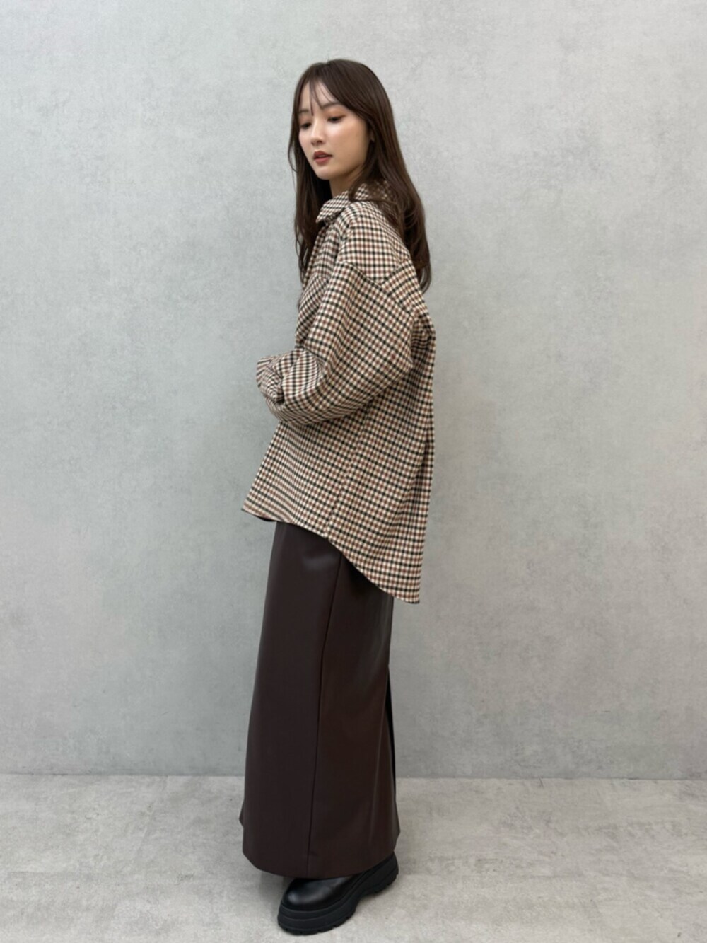 ブラウン系のスカート、その他のシャツ/ブラウスを着用したレディースの秋コーディネートの2枚目の写真