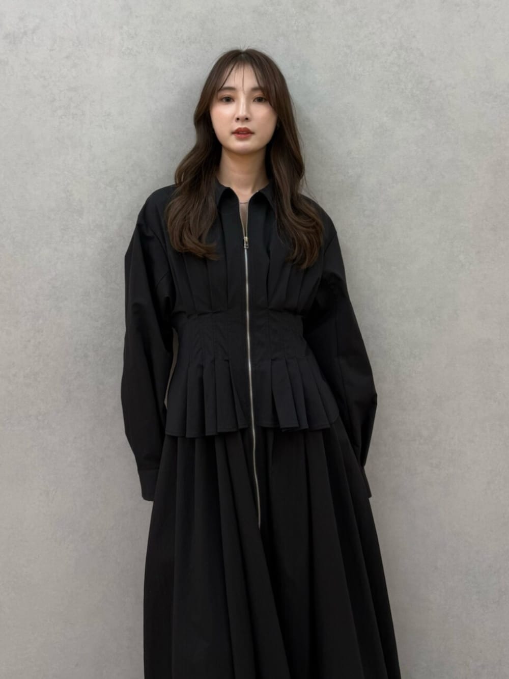 ブラック系のパンプス、ブラック系のワンピースを着用したレディースの冬コーディネートの4枚目の写真