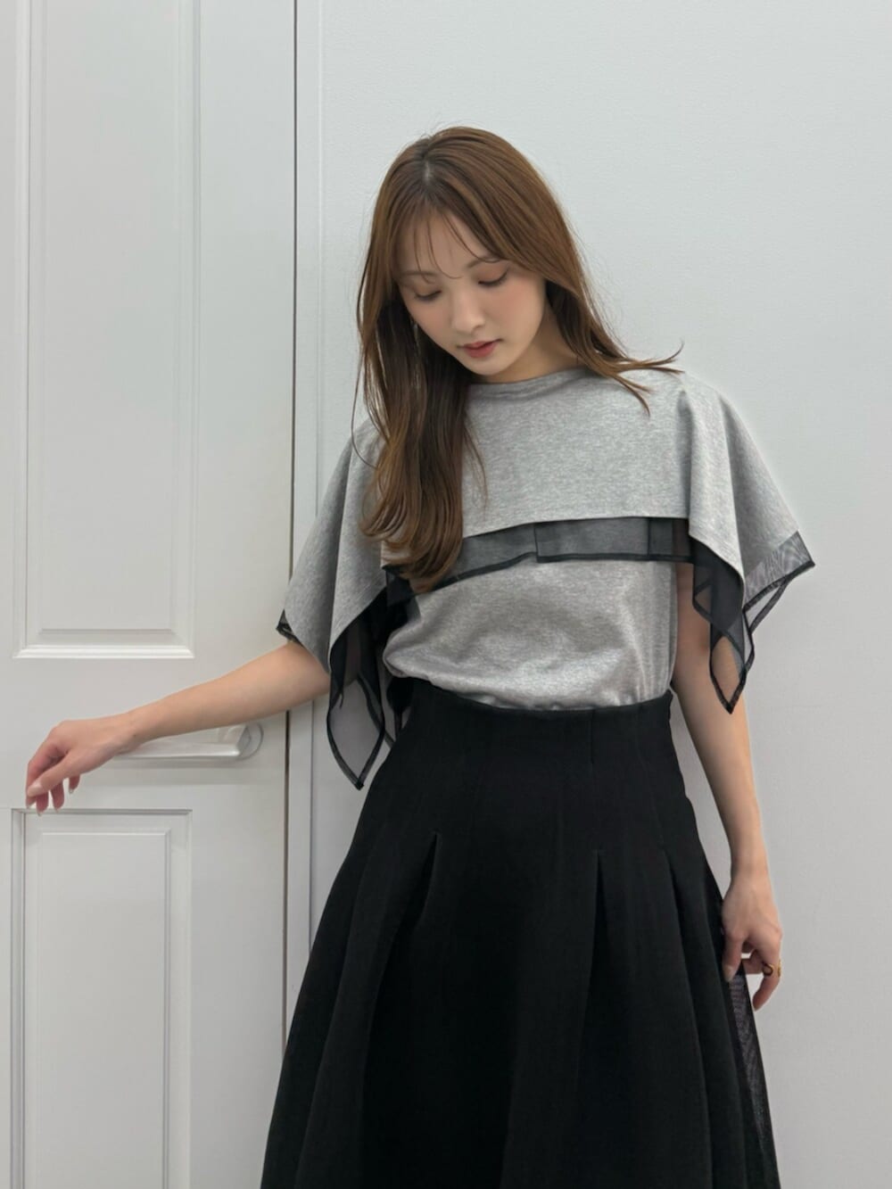 ブラック系のサンダル、グレー系のTシャツ/カットソー、ブラック系のスカートを着用したレディースの春コーディネートの5枚目の写真