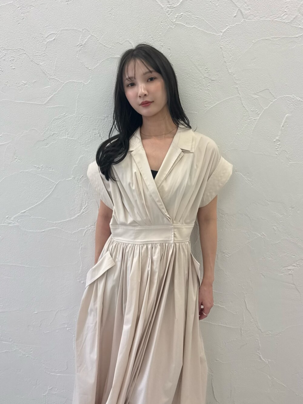 ブラック系のパンプス、ベージュ系のワンピースを着用したレディースの春コーディネートの5枚目の写真