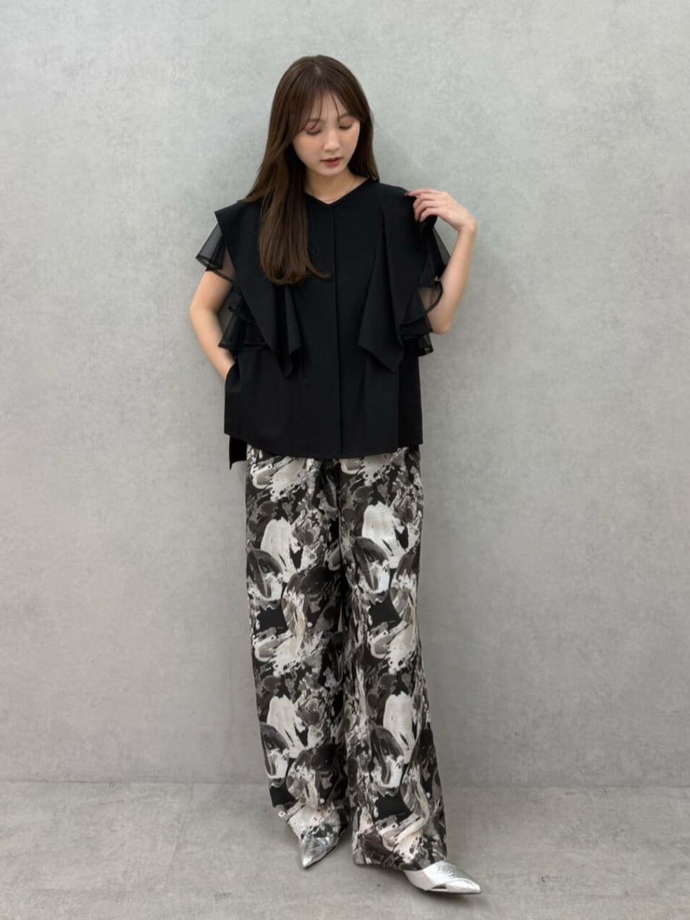 ブラック系のパンプス、ブラック系のシャツ/ブラウス、ブラック系のその他パンツを着用したレディースの春コーディネートの2枚目の写真