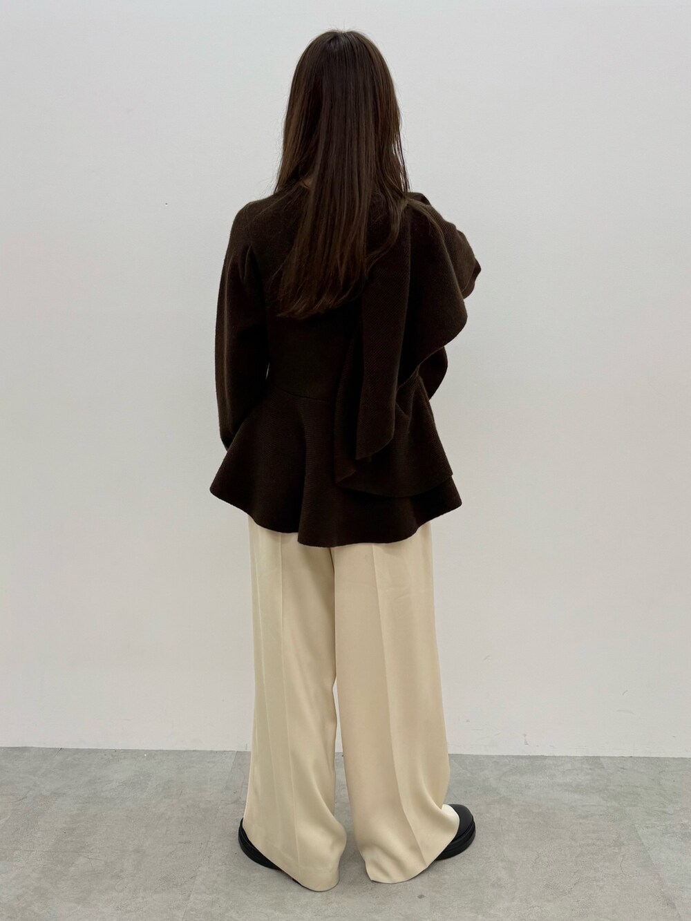 ブラウン系のニット/セーター、ホワイト系のその他パンツを着用したレディースの秋コーディネートの4枚目の写真