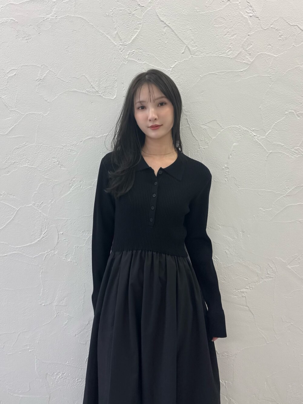 シルバー系のパンプス、ブラック系のワンピースを着用したレディースの春コーディネートの4枚目の写真