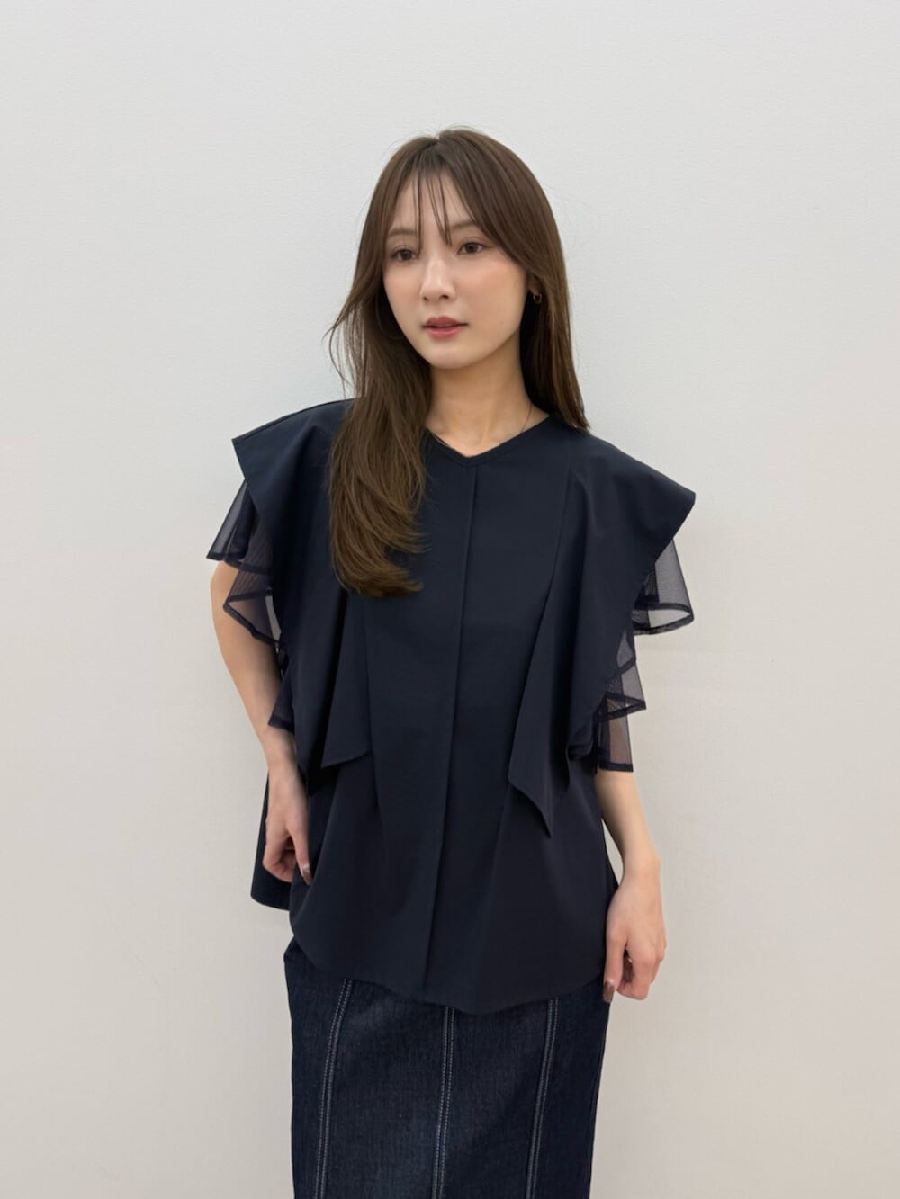 シルバー系のパンプス、ブルー系のシャツ/ブラウス、ブルー系のスカートを着用したレディースの春コーディネートの6枚目の写真