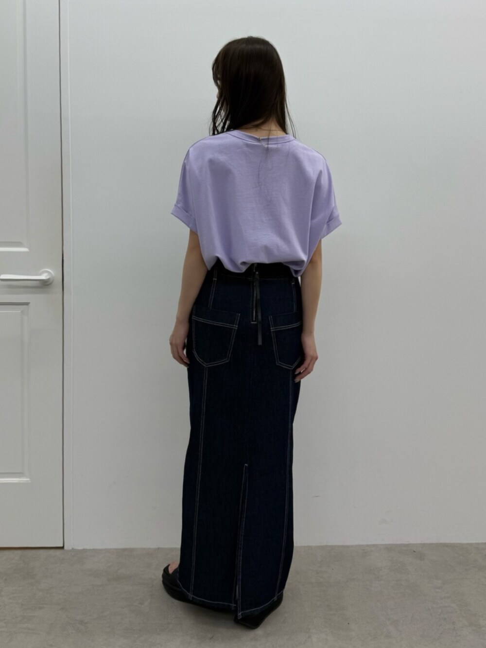 ブルー系のスカート、パープル系のTシャツ/カットソー、ブラック系のサンダルを着用したレディースの春コーディネートの4枚目の写真